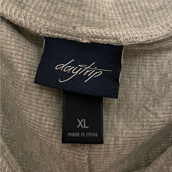 Daytrip Off The Shoulder Top in Grey With Floral Detail, Size XL - Picture 3 of 4